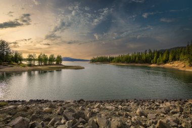 Arkasında bir nehir olan karanlık manzaralar..