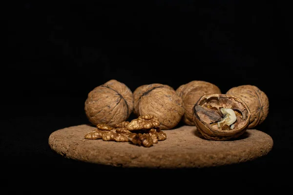 Орехи Черном Матовом Фоне — стоковое фото