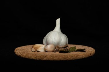 Siyah arka planda baharatlı sarımsak kafa..