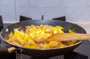 Tavada pastırmalı omlet..