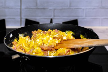 Tavada pastırmalı omlet..