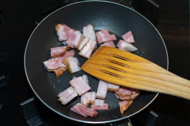 Tavada kızartılmış domuz pastırması güzel çırpılmış yumurtanın temeli gibidir..