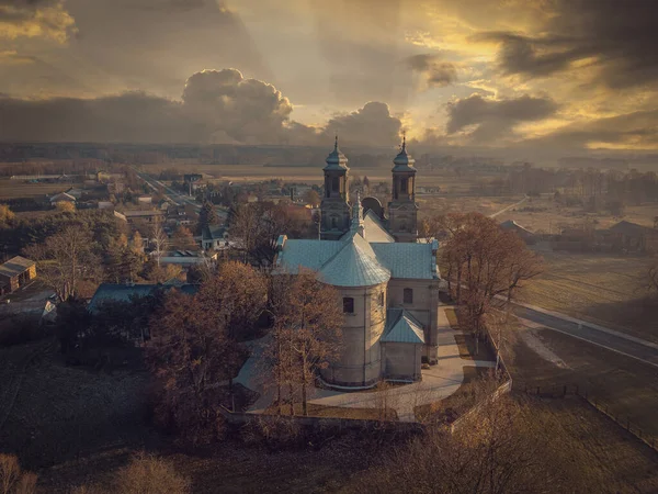 Západ Slunce Historický Kostel Obci Restarzew Polsko — Stock fotografie