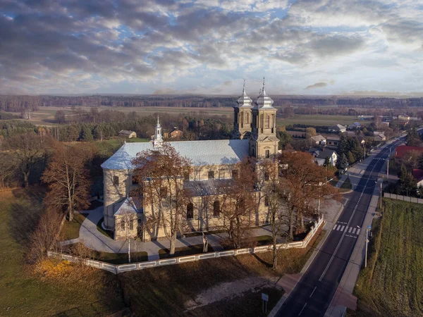 Zonsondergang Historische Kerk Het Dorp Restarzew Polen — Stockfoto