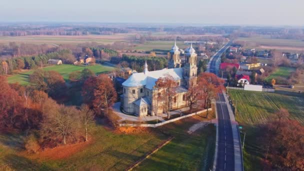 Zachód Słońca Zabytkowy Kościół Miejscowości Restarzew Polska — Wideo stockowe