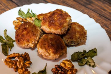 Tavada kızartılmış domuz pirzolası..