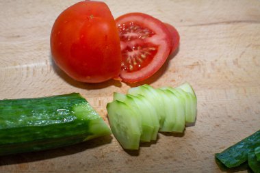 Her yemekte dilimlenmiş domates ve salatalık..