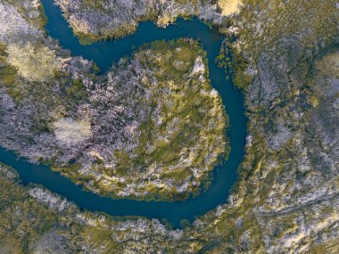 Grabia nehrinin sonbahar renkleri, batan güneşle aydınlanır, Polonya.