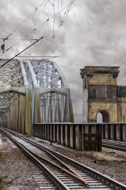 Polonya 'nın Torun kentindeki demiryolu köprüsü..