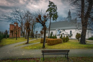 Polonya 'nın Marzenin köyündeki tarihi küçük kilise.