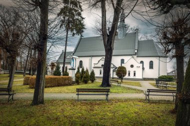 Polonya 'nın Marzenin köyündeki tarihi küçük kilise.