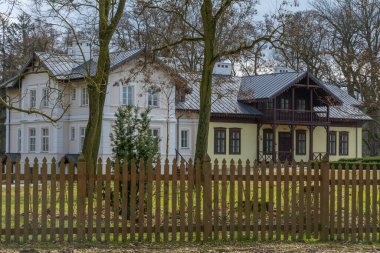 Polonya 'nın Kloka köyündeki açık hava müzesindeki eski malikane..