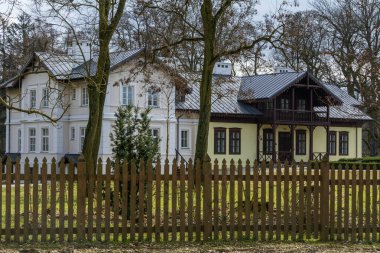 Polonya 'nın Kloka köyündeki açık hava müzesindeki eski malikane..