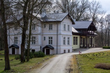 Polonya 'nın Kloka köyündeki açık hava müzesindeki eski malikane..