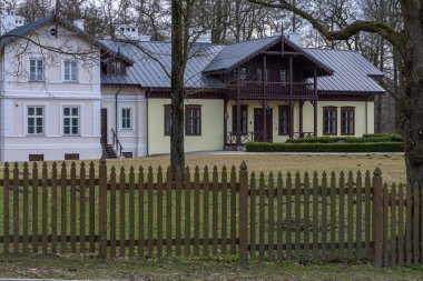 Polonya 'nın Kloka köyündeki açık hava müzesindeki eski malikane..
