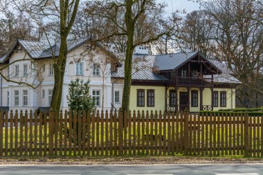 Polonya 'nın Kloka köyündeki açık hava müzesindeki eski malikane..