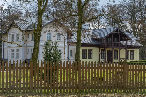 Polonya 'nın Kloka köyündeki açık hava müzesindeki eski malikane..