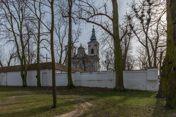 ポーランドのパラディズ市にある修道院の歴史的教会 — ストック写真
