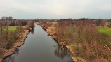Baharın ilk günlerinde Widawka Nehri üzerinde uçuş.