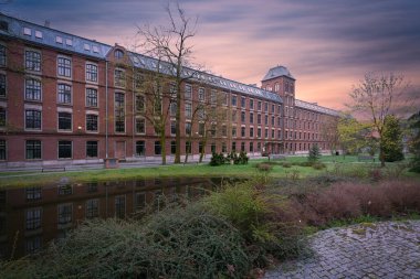 Polonya 'nın Lodz kentindeki Teknoloji Üniversitesi binaları, kampüsü ve parkı.
