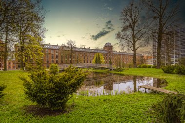 Polonya 'nın Lodz kentindeki Teknoloji Üniversitesi binaları, kampüsü ve parkı.