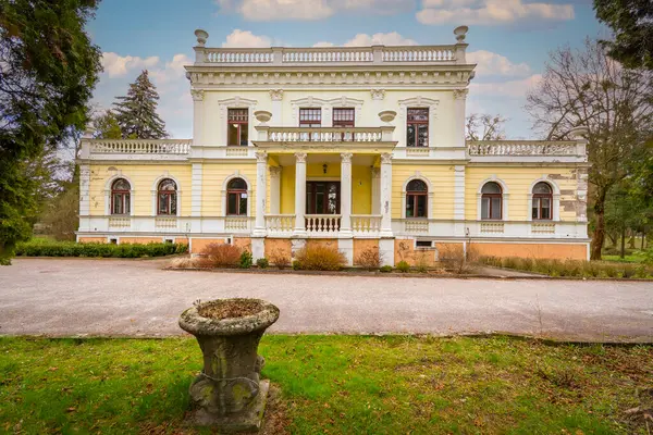 Polska Pałac Podróże Park Historia Architektura Okno Pomnik Xix Wiek — Zdjęcie stockowe