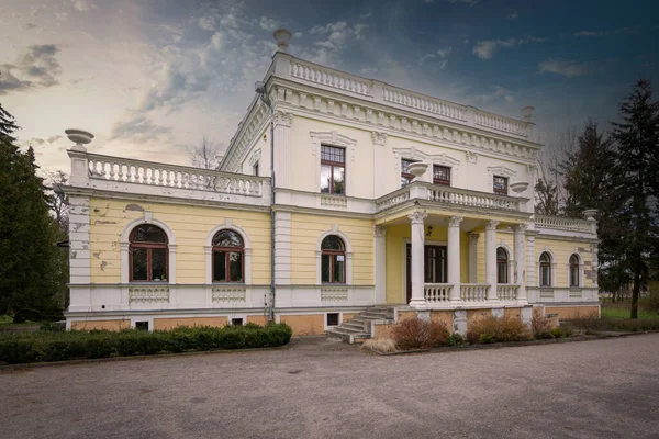 Poland Palace Travel Park History Architecture Window Monument Nineteenth Century — стоковое фото