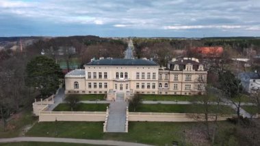 Polonya 'nın Ostromecko kentindeki saray ve park kompleksi.