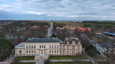 Polonya 'nın Ostromecko kentindeki saray ve park kompleksi.