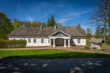 Polonya 'nın Zloty Potok kentindeki bir parkta tarihi binalar.