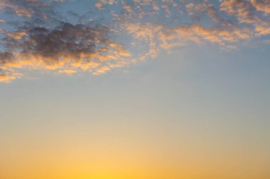 Batan güneş gökyüzünü aydınlatıyor.