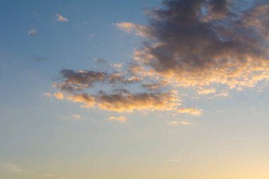 Batan güneş gökyüzünü aydınlatıyor.