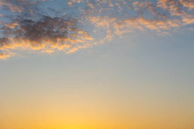 Batan güneş gökyüzünü aydınlatıyor.