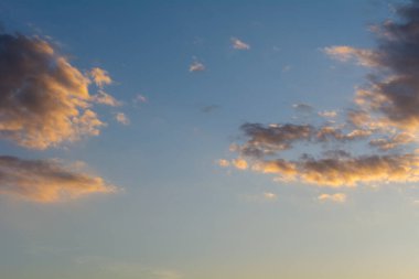 Batan güneş gökyüzünü aydınlatıyor.