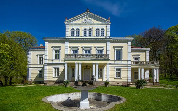 Bâtiments Palais Historique Zloty Potok Dans Vieux Parc — Photo