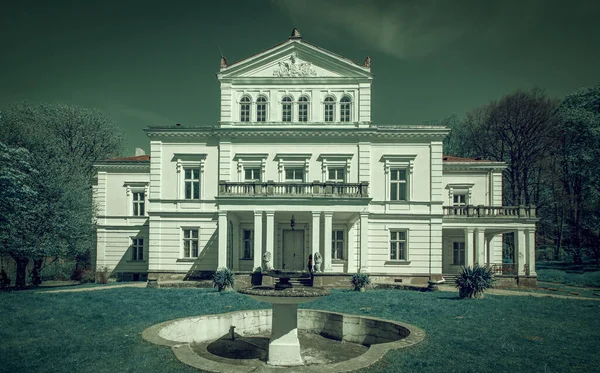Bâtiments Palais Historique Zloty Potok Dans Vieux Parc Images De Stock Libres De Droits