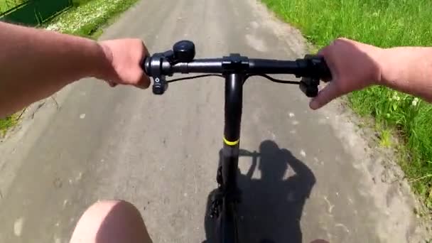 小さな電動バイクに乗って 運転席からの眺め — ストック動画