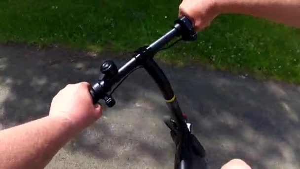Montar Una Pequeña Bicicleta Eléctrica Vista Desde Lado Del Conductor — Vídeo de stock