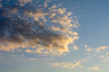 Renkli bir bahar akşamında gün batımı.