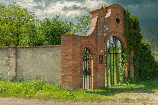 Zabytkowy Cmentarz Żydowski Zdunska Wola Polska — Zdjęcie stockowe