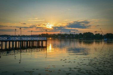 Polonya 'nın Ostroda şehrinde göl.