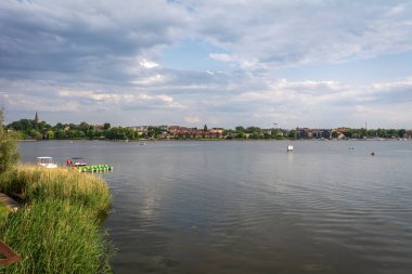 Polonya 'nın Ostroda şehrinde göl.