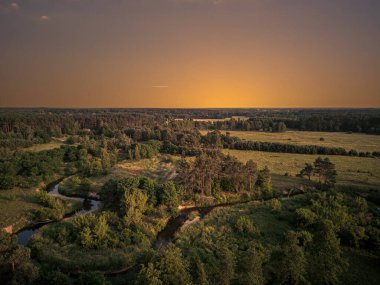 Orta Polonya 'daki küçük kıvrımlı Grabia nehri.