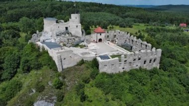 Polonya 'nın Rabsztyn köyündeki bir ortaçağ kalesinin kalıntıları..