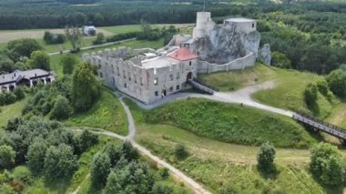 Polonya 'nın Rabsztyn köyündeki bir ortaçağ kalesinin kalıntıları..