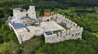 Polonya 'nın Rabsztyn köyündeki bir ortaçağ kalesinin kalıntıları..