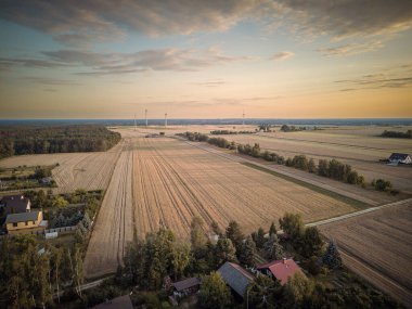 Polonya köyü batan güneşin altında, Polonya.