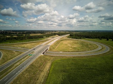 Polonya kavşağı ile birlikte yukarıdan görülen otoyol.