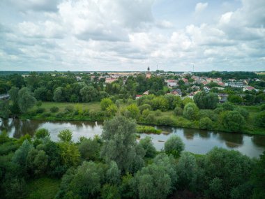 Warta Nehri üzerindeki Burzenin kasabası Polonya 'nın yukarısından görüldü..