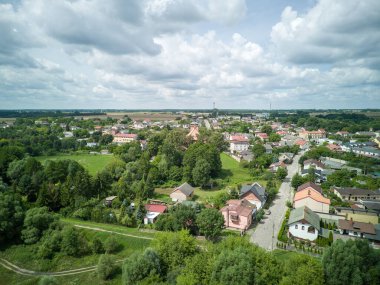 Warta Nehri üzerindeki Burzenin kasabası Polonya 'nın yukarısından görüldü..